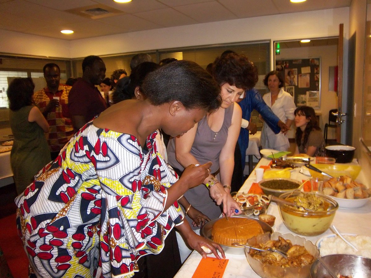 CradelOng's tweet photo. L'exposition d'une variété de mets africains. Ici du "Amiwo" au poulet, un repas du sud du Bénin bien prisé par tous http://t.co/Kf8uaenhmh