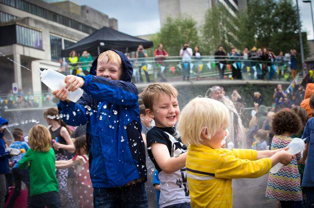 EmilyHeward's tweet photo. .@digthecitymcr comes to suitable wild end with mass water fight http://t.co/QQyxd1Grw8 http://t.co/C1nSe1d2lo