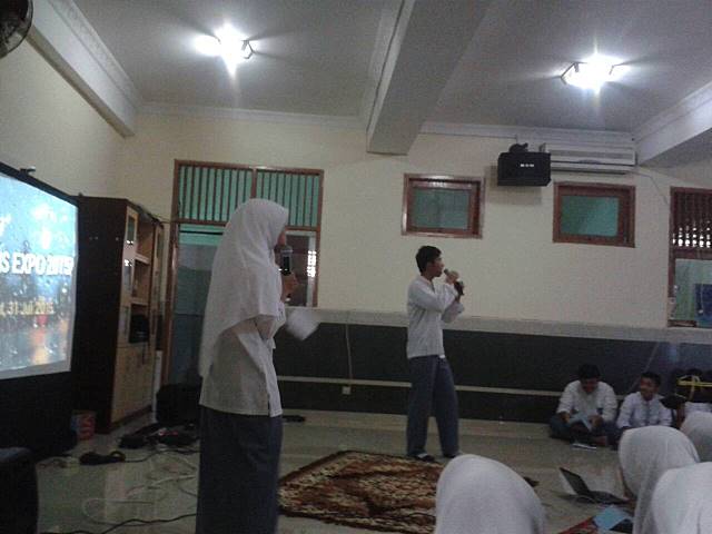 ROHIS_44's tweet photo. Sesi pembukaan ROHIS EXPO 2015 oleh duo MC kita @tirdhesofficial dan M. Irfan Adilla. http://t.co/IUnDWJhiJC