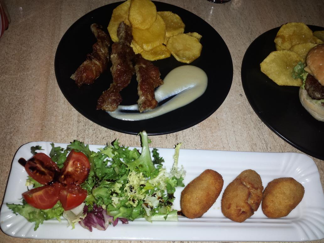 fmonriv's tweet photo. Cena espectacular en "Puerta20" #Aracena @VaneCanton ❤ http://t.co/QJt2oBDHwJ