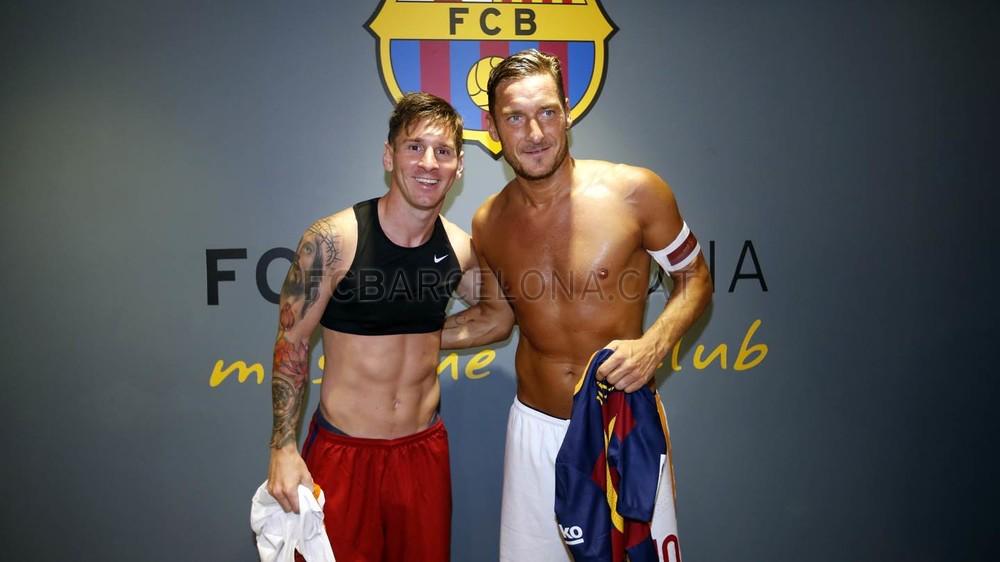 FCBarcelona_es's tweet photo. [FOTOS] Los dos '10' del Barça y de la Roma: Leo #Messi y Francesco Totti http://t.co/bdhhBByTNI #Gamper50 http://t.co/vQi9b5S0K1