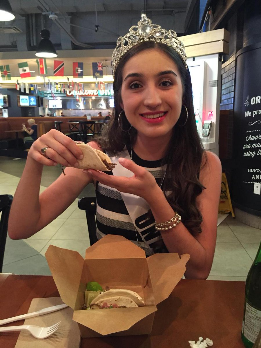 MissTeenToronto's tweet photo. Who needs #TacoTuesday when @RichtreeMarket @toeatoncentre new taco bus serves tacos all day everyday #RichtreeFiesta http://t.co/DHcM0LKUlf