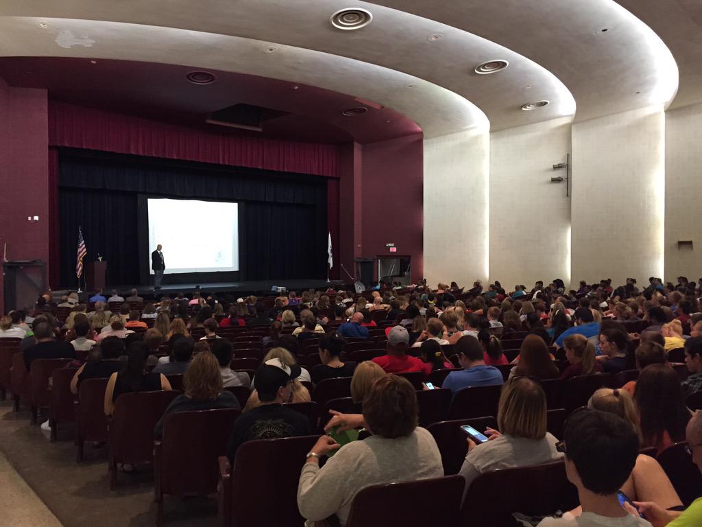 murf1224's tweet photo. Great turnout for 1st night of Chromebook distribution at MHS! @MolineSchools
#LEADMoline #molinepride http://t.co/ukEbnEf5ye