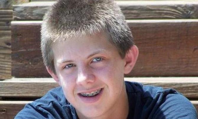 TheRoot's tweet photo. Autopsy pokes holes in police account of fatal shooting of unarmed white teen #ZacharyHammond: http://t.co/0TNJHniosJ http://t.co/Ec9KT1DMEM