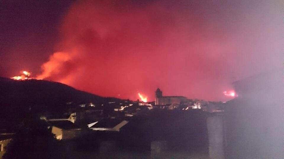 Sol_Invierno's tweet photo. #IFAcebo Incendio brutal... ¿quién gana con esto? #Tristeza Acebo, Sierra de Gata, #Cáceres http://t.co/x8rIbrFEmv