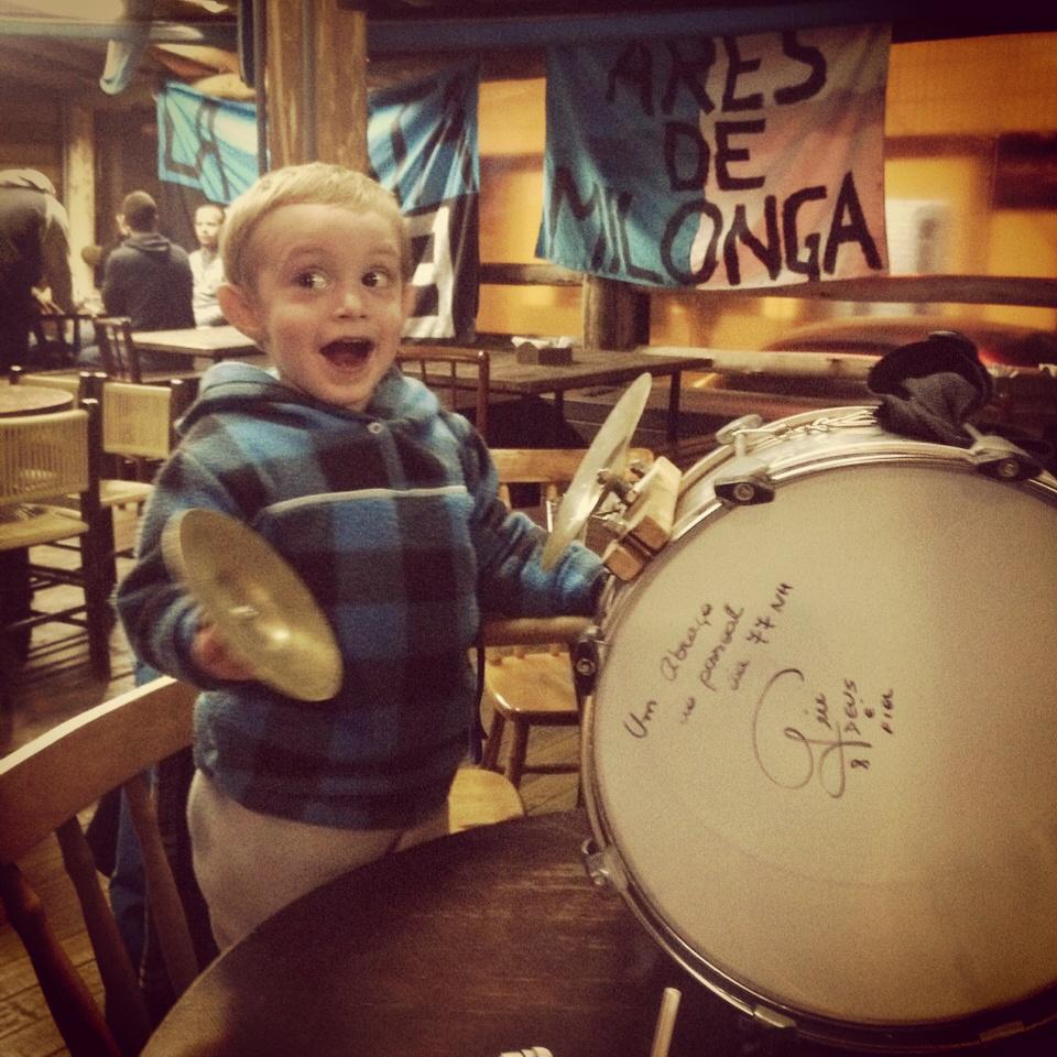 culturadegremio's tweet photo. Quando a festa termina para alguns, começa para outros. O pequeno Vini encantado com o mini bombo de murga da #77NH. http://t.co/x6qb0lB9k1