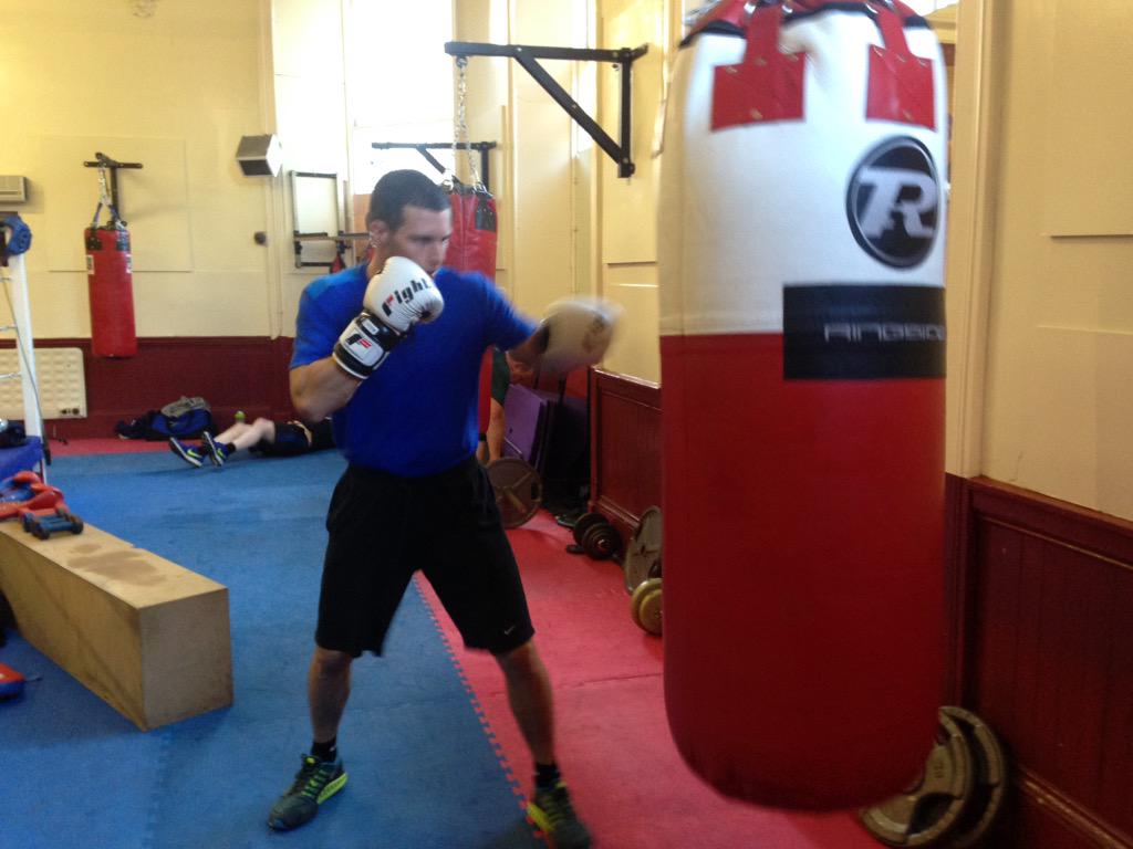 secondsout_'s tweet photo. Great watching top boxer @Welsh_Ross  on the @ringsideonline bags we put into Scotlands oldest boxing club Leith Vic👌 http://t.co/5OYNytHYnU