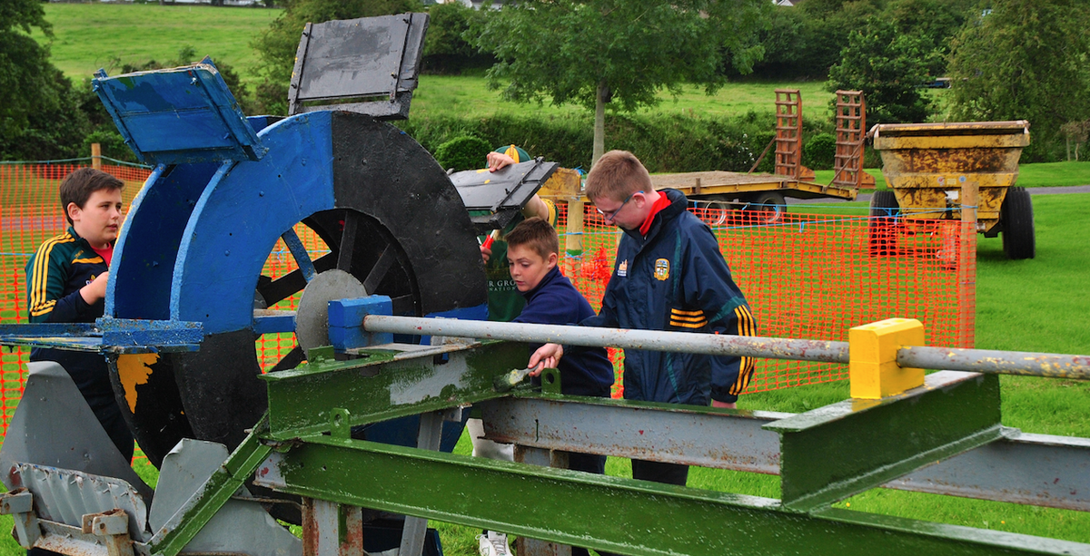 Steam_Threshing's tweet photo. Many hands make light work! http://t.co/7Bh5NTiiPt