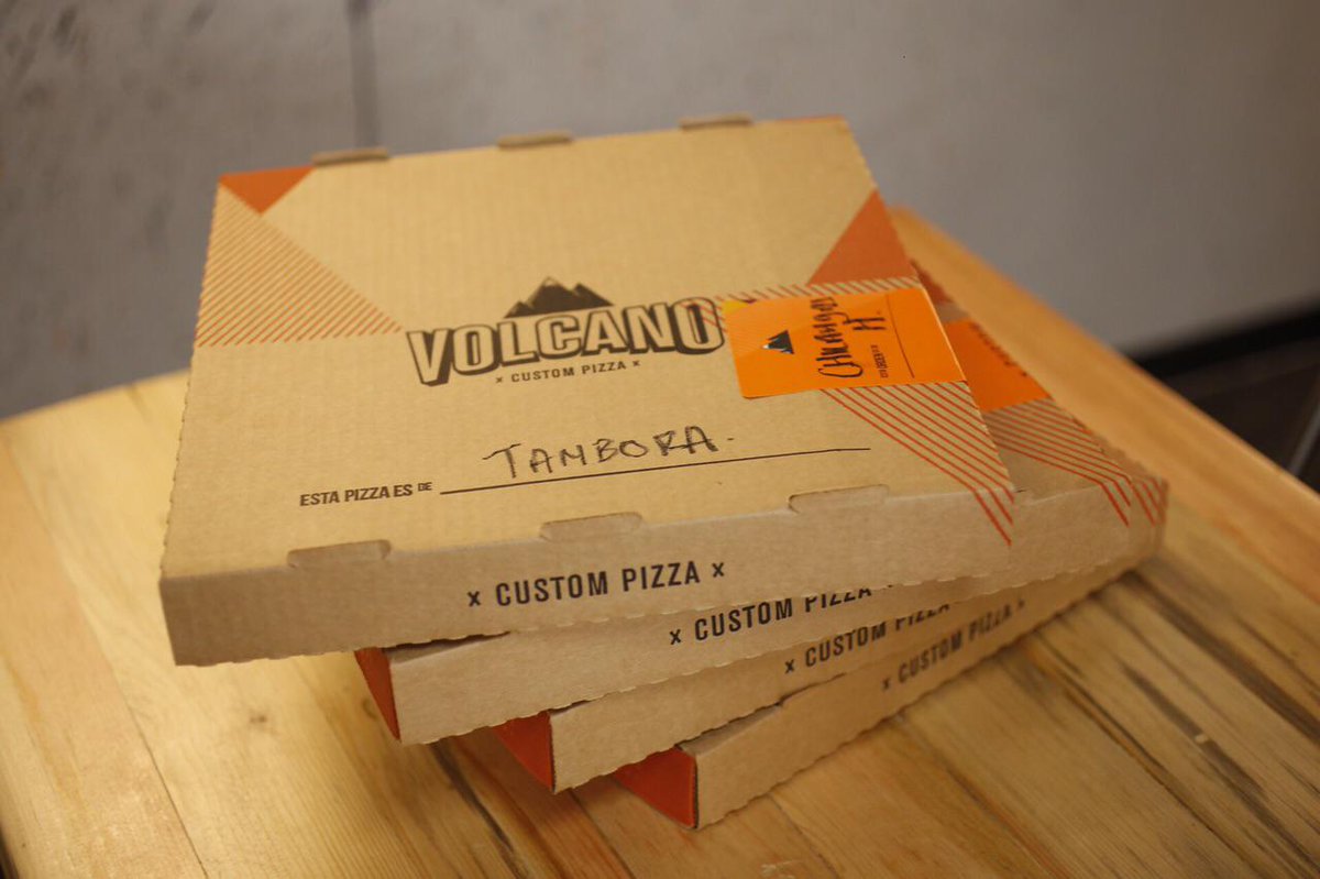 VolcanoPizza's tweet photo. Van sus pizzas @DFHambrientas La Tambora, Volcano, Krakatoa y La Pinacate ... provecho!! #customizza #exploraelsabor http://t.co/RHTNPg5AWk