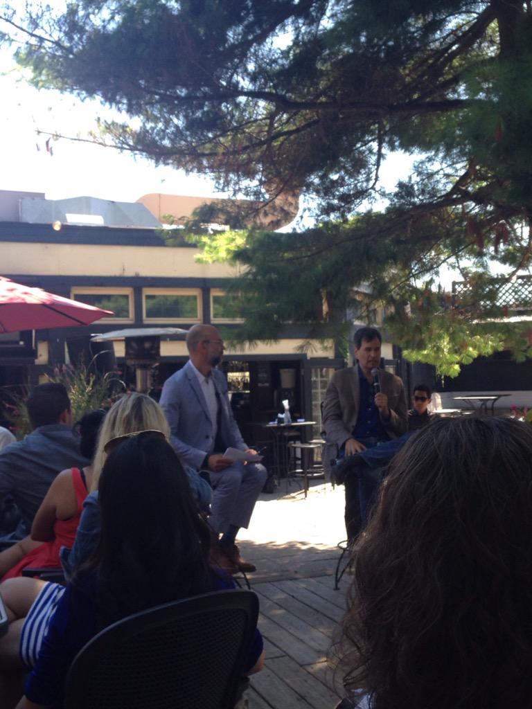JulieWhiting's tweet photo. Fireside chat with @Pogue #DLBiMediaLove http://t.co/N9vognqTn9