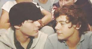 H4RRYP4SIVA's tweet photo. "Ellos se miraban como si fueran los unicos en este mundo" #WeSupportYouLarry http://t.co/awKa9QMWvT