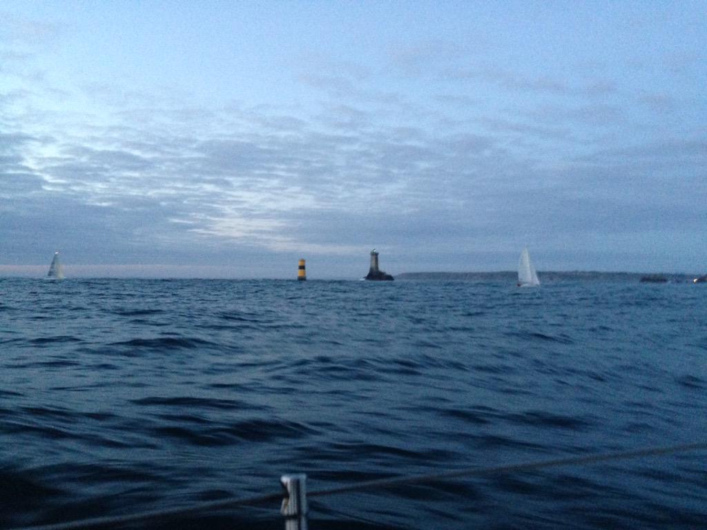 GabiersdeParis1's tweet photo. Après une navigation très technique sans vent les @GabiersdeParis1 passent le Raz de Sein. @Tourduf http://t.co/yHxqgdG9GL