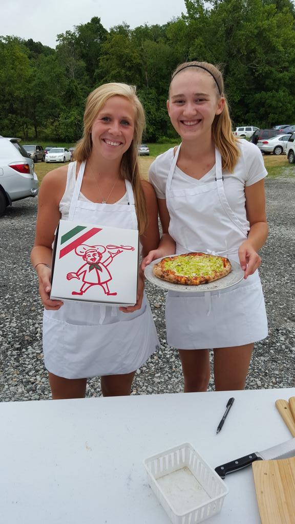 leggo_mymeggo7's tweet photo. PIZZA PIZZA MAKE ME A PIZZA - wood fired pizza at the Murrysville Farmers Market until 7! Stop over and check it out http://t.co/EtUFmFkUEQ