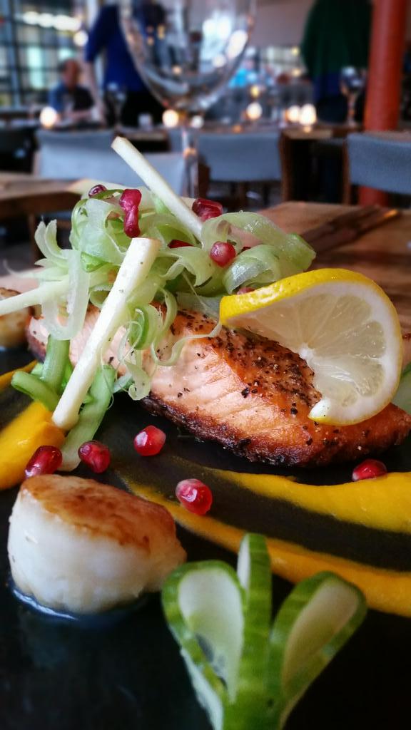 wuffd7's tweet photo. Another gorgeous weekend special @wuffd7 ..Seared Salmon &amp; Scallops with Butternut Squash Puree &amp; Summer Salad http://t.co/YLK2Io6OWu