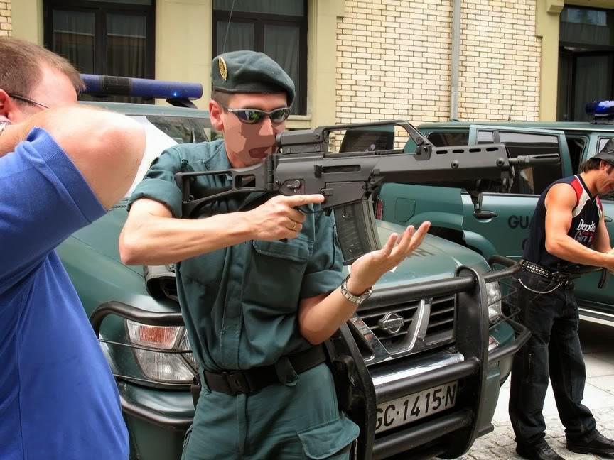 guardiaciivil's tweet photo. Vamos a salir a cazar por la ciudad, se nos han acabado las porras... http://t.co/NivCLjKEvQ