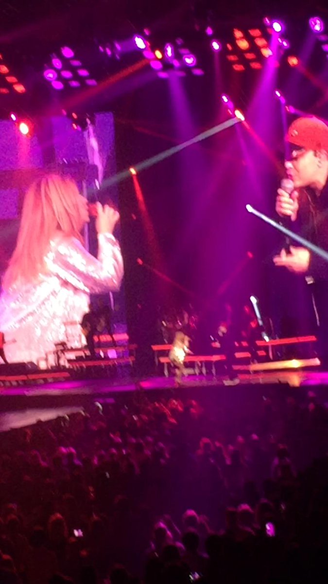 nicolewright563's tweet photo. @ShaniaTwain Wonderful performance with @GavinDeGraw and Gavin you look good in a Louisville cap! #dreamcometrue http://t.co/Tzu51685L9