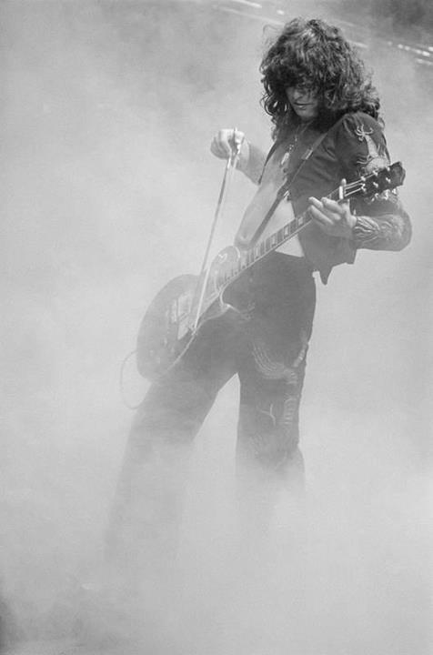 historyofsound's tweet photo. Jimmy Page from Led Zeppelin in action. http://t.co/RZyiCAaDt6