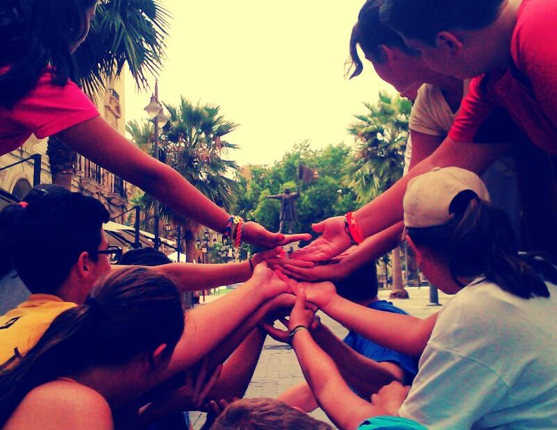 NuevoHoriz0nte's tweet photo. En @NuevoHoriz0nte Estamos felices por el gran día de hoy en el #CU'15 Seguimos #DandoVida en @MaristasMedit http://t.co/wmqlZl4Smv