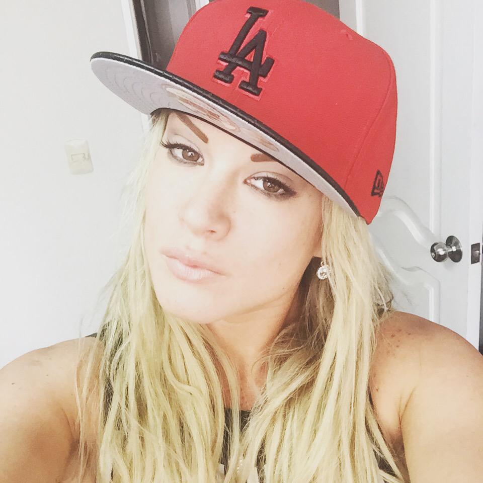 ShawMusica's tweet image. Hey ! Estén atentos! Visiten la pagina de Facebook @NewEraPeru pronto se enteraran del sorteo de un #Techito