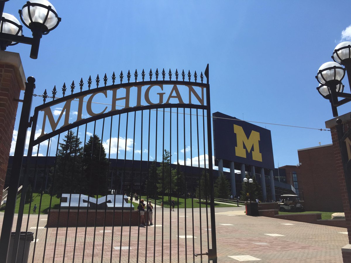 UMichFootball's tweet photo. We wrapped up Youth Day with autographs and fun activities on the field. #GoBlue http://t.co/cremJoZlcm