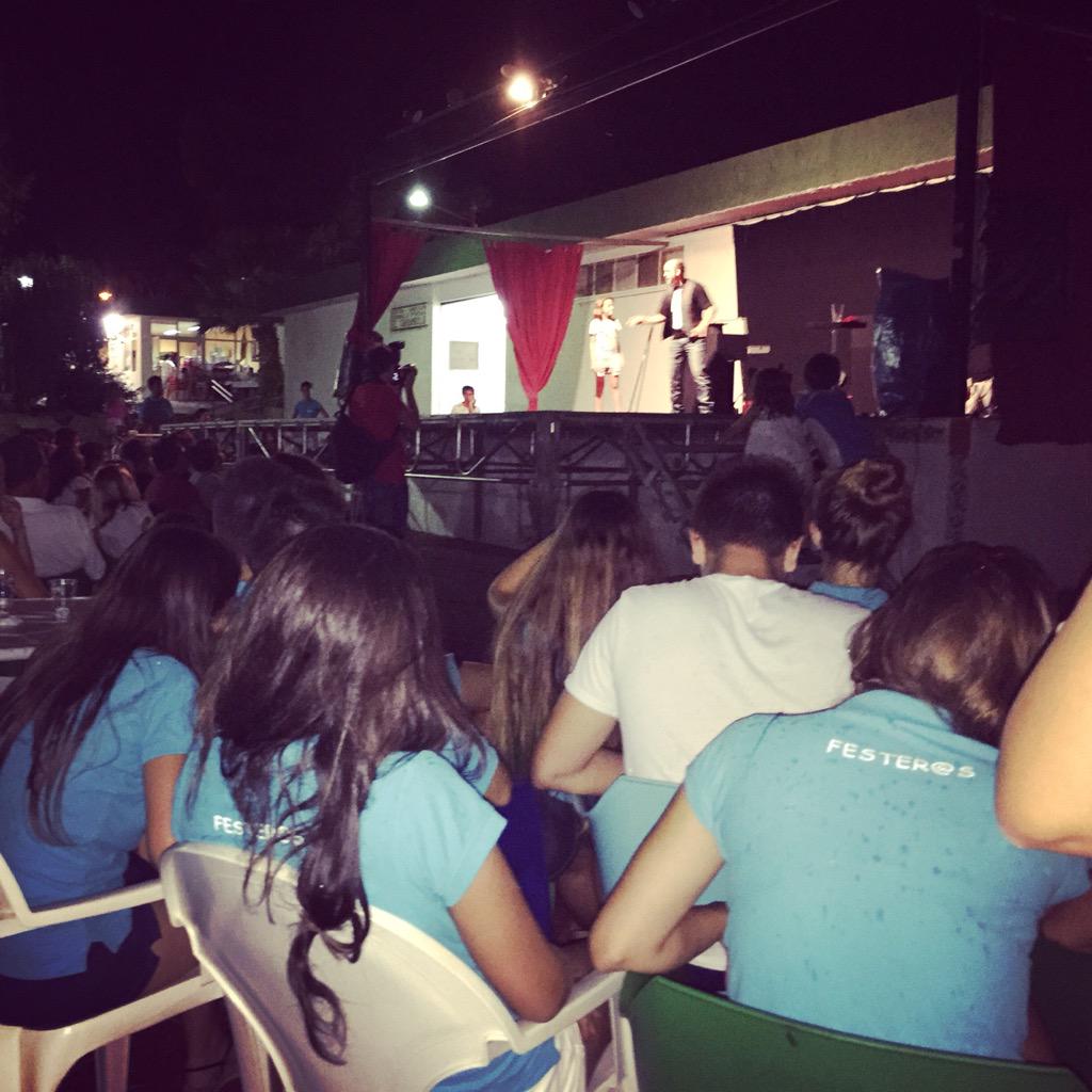 fiestascaram's tweet photo. Aguantando como unos campeones bajo la lluvia #espectaculo #magia #fiestascaram2015 http://t.co/hZsg707SeO