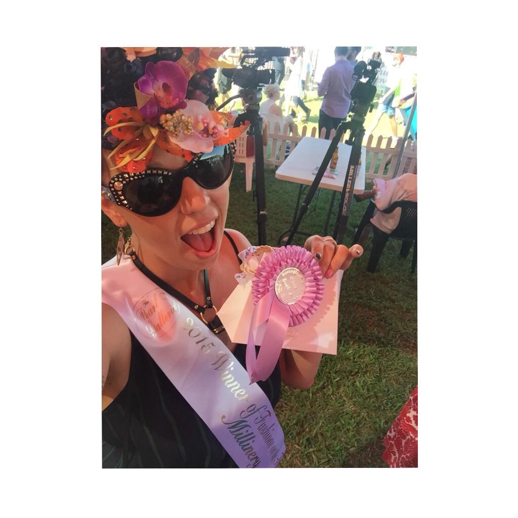 PegiLea's tweet photo. So much Fun at #DarwinCup @DarwinTurfClub 💥🐎🌷🍃 #RacingFashion wearing #PegiLeaMohawk #BirdOfParis @racingfashionau✨🐎 http://t.co/D9UAEiUQFu