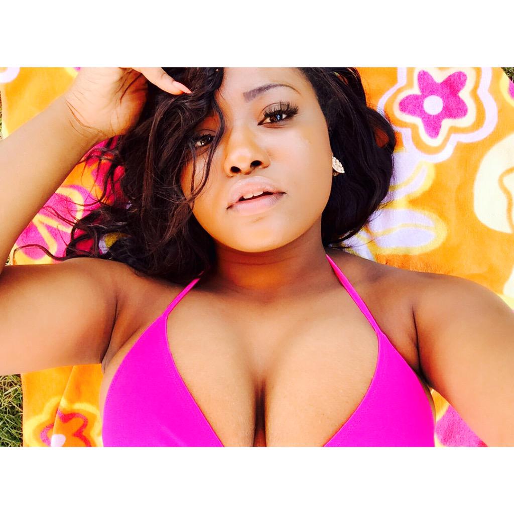 NykieriaB's tweet photo. Damn I need a selfie book 🌸 #poolselfies http://t.co/d0sbma2CRa