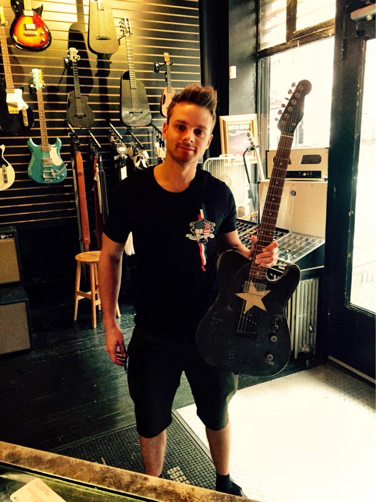 GuitarmanDan's tweet photo. Jim @LudlowGuitars introducing me to a @jamestrussart guitar, these things are awesome! #guitars #iwantone http://t.co/6OxW8vqe8j