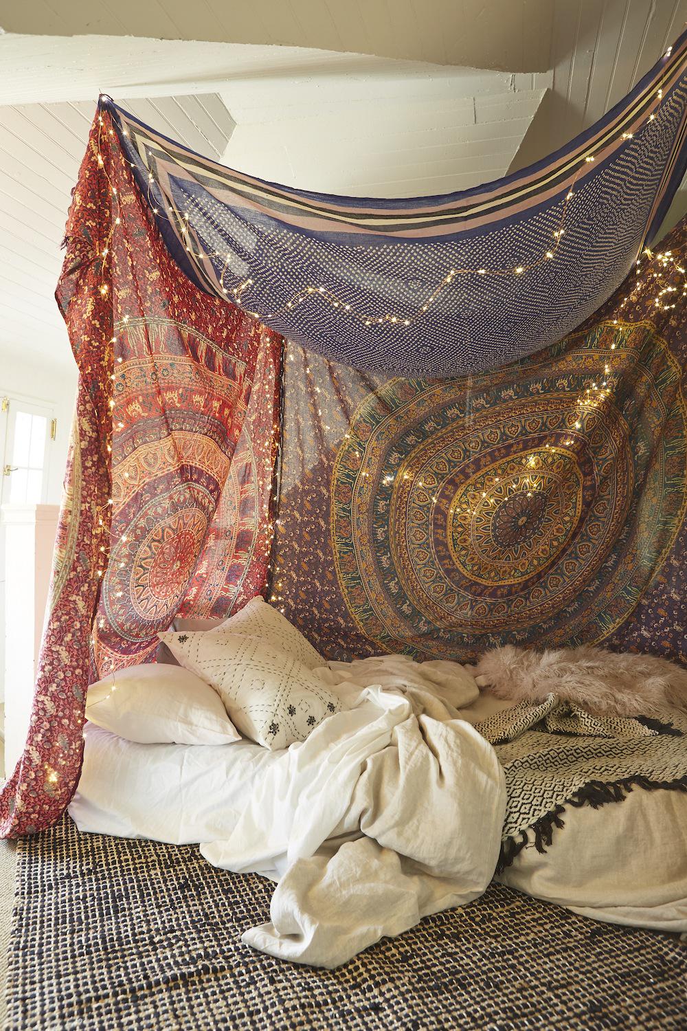 Canopy bed 2024 urban outfitters