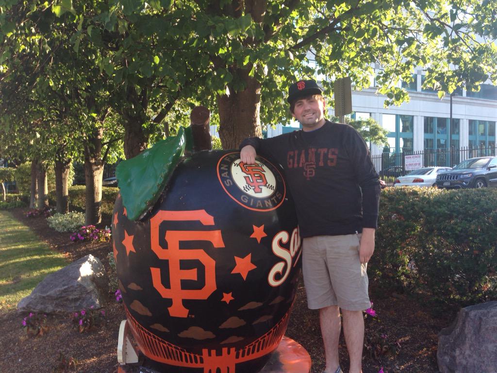 GoodsOnSports's tweet photo. Why is there a @SFGiants apple in Buffalo, NY? I don't know, but I'm a fan of it. #CSNBAFanphoto @CSNGiants http://t.co/IYfseFr9zz