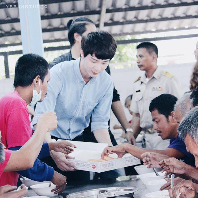 YepunStudio's tweet photo. ทำบุญกันค้าบบบ 😊🙏🏼 @yepun.thiradej #yepunthiradej #yepun #yepunstudio http://t.co/TWDBScU7Pv
