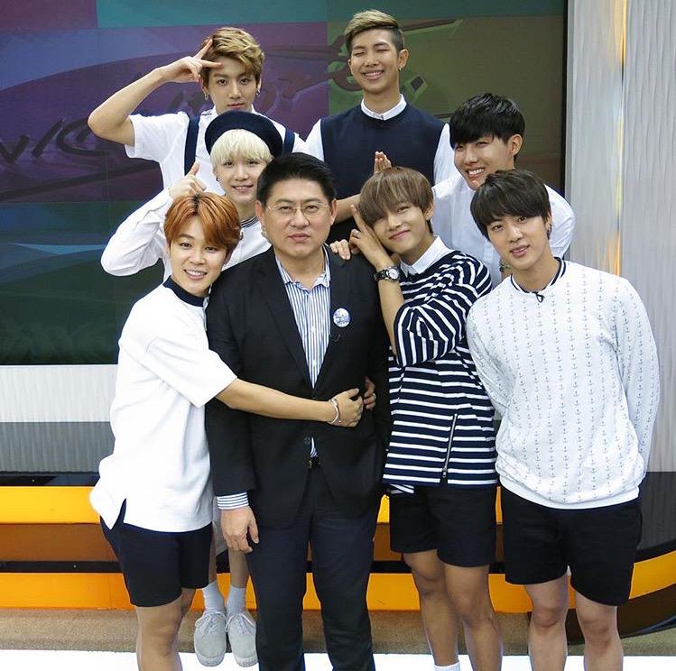 Bts и их родители. сестра тэхена из bts. сестра тэхена из bts. родители бтс. бтс выпускной чонгука.