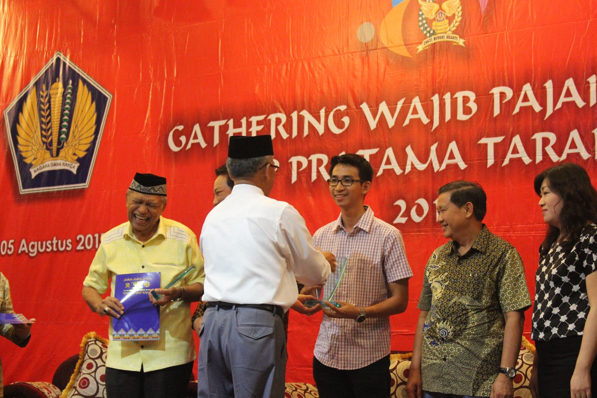 kpptarakan's tweet photo. Penghargaan kepada WP Besar di lingkungan KPP Pratama Tarakan yang diserahkan oleh Walikota Tarakan http://t.co/au6KppiiIz