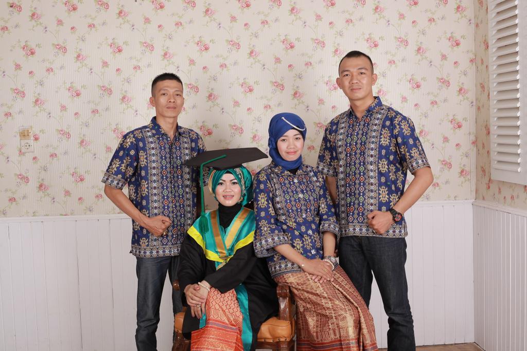 Im_Revhi's tweet photo. Prosesi Wisudaku 6 Agustus 2015 @Amd.Gz http://t.co/0bdHTPzOeV