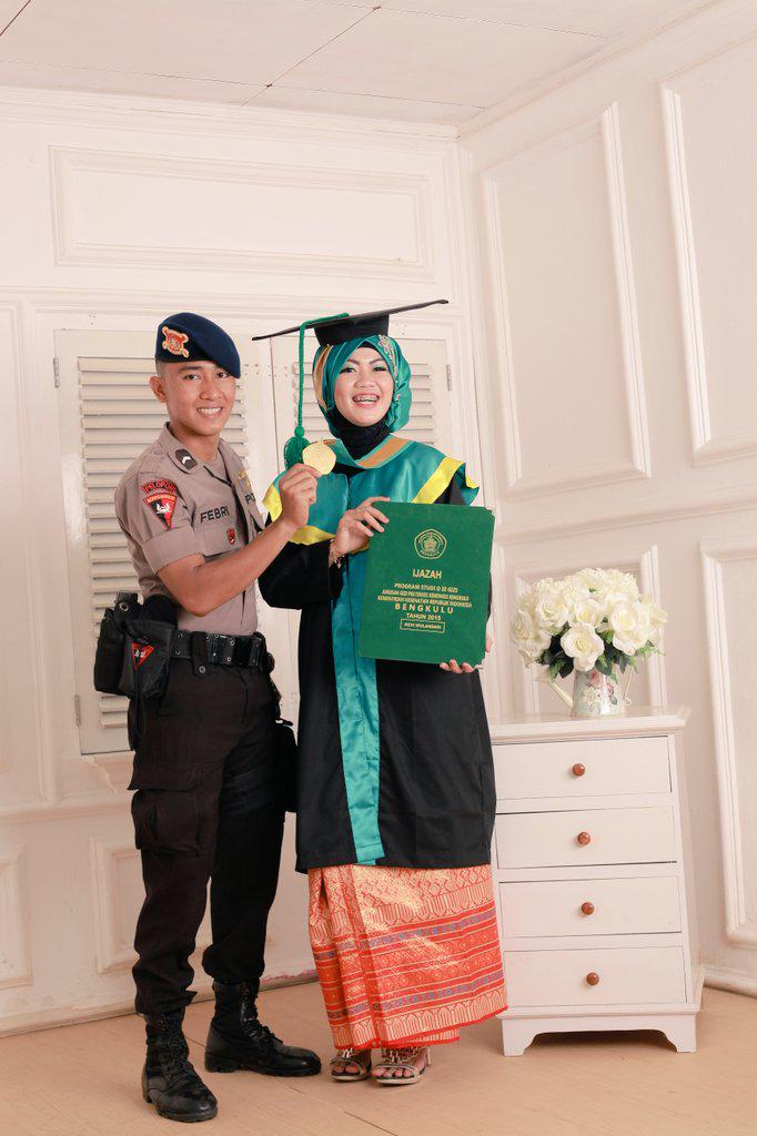 Im_Revhi's tweet photo. Foto Wisuda wff My Kesayangan😘😍@Azzam Studio http://t.co/PLqVpMuiWe