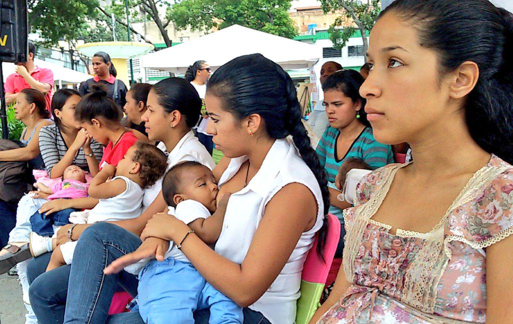 YekuanaMartinez's tweet photo. La lactancia materna es el vinculo de amor q vuelve sanos, fuertes y felices a nuestros hijos e hijas. @gladysrequena http://t.co/nnVauvjE76