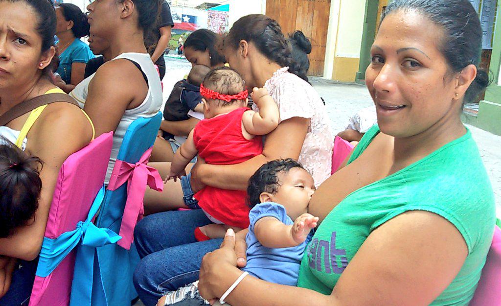 YekuanaMartinez's tweet photo. La lactancia materna es el vinculo de amor q vuelve sanos, fuertes y felices a nuestros hijos e hijas. @gladysrequena http://t.co/nnVauvjE76