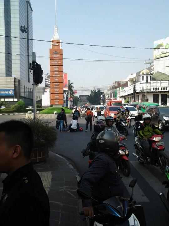 faizalramasyah's tweet photo. Baru saja terjadi kecelakaan di simpang 5, hati-hati tweeps taati peraturan ya.. @infobdg http://t.co/eCtKJZC5ph