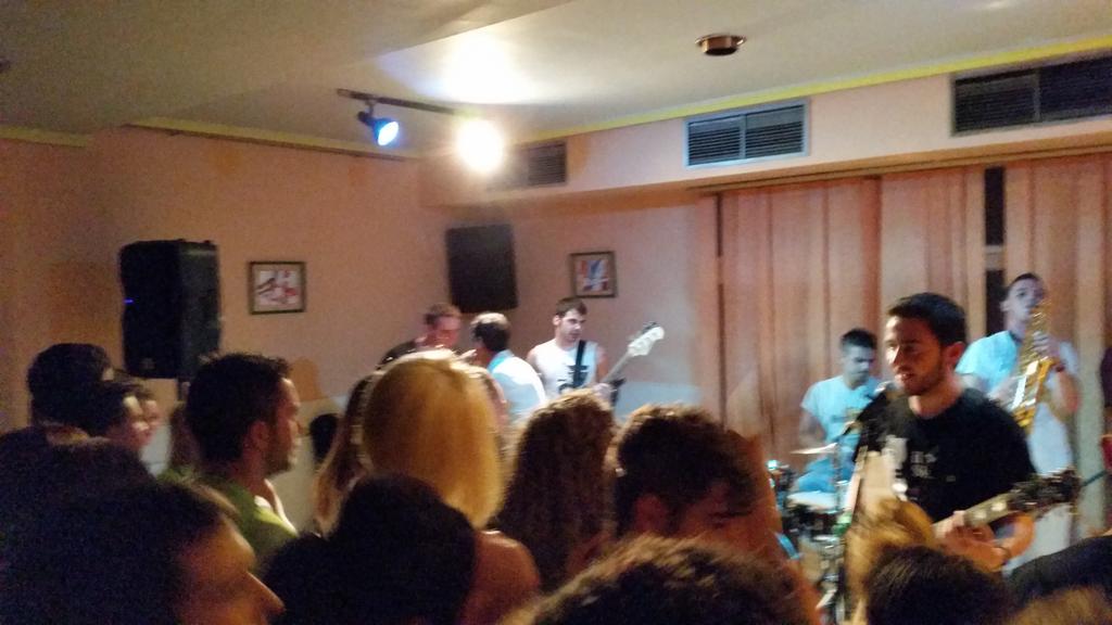 javiejea20's tweet photo. ¡CONCIERTAZO! Chavales jóvenes con un gran talento. @skasoband 
#FiestasBardenas2015 http://t.co/M3AS8XrQ3x