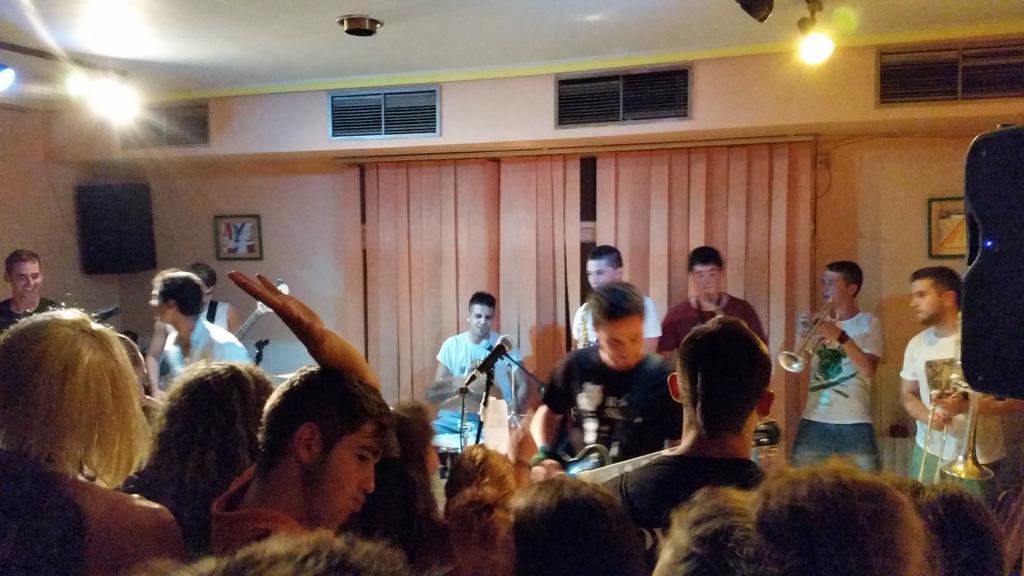 javiejea20's tweet photo. ¡CONCIERTAZO! Chavales jóvenes con un gran talento. @skasoband 
#FiestasBardenas2015 http://t.co/M3AS8XrQ3x