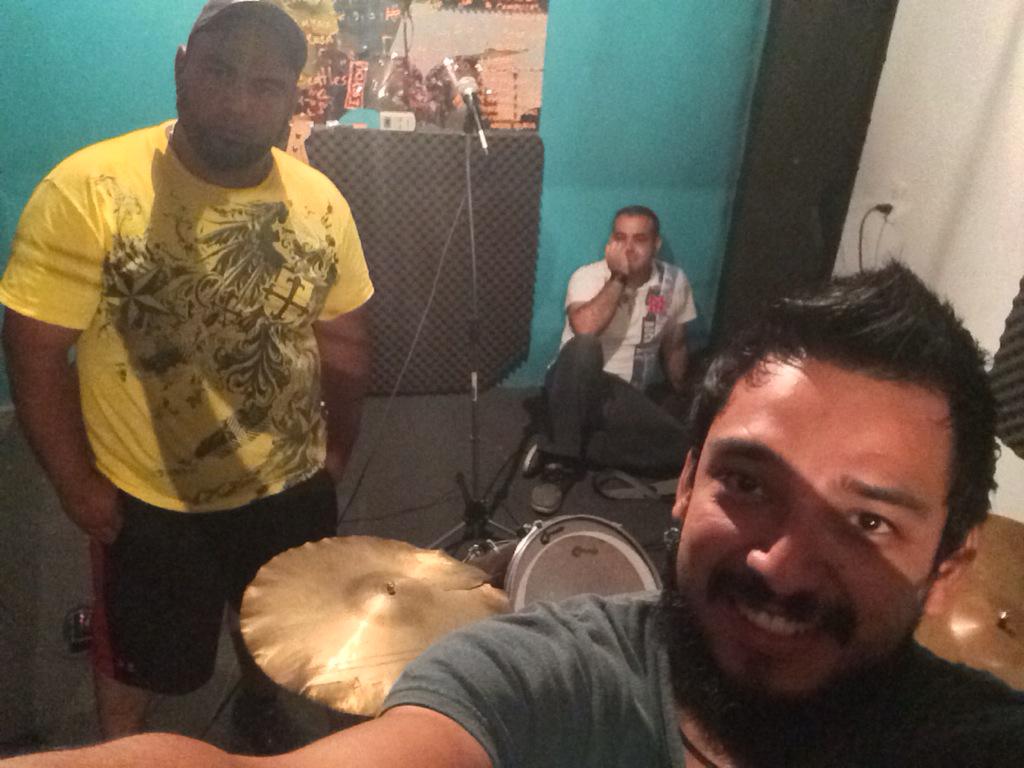 _cristobalhdz's tweet photo. Ensayando #HERMORA http://t.co/XCpAIq8r9o