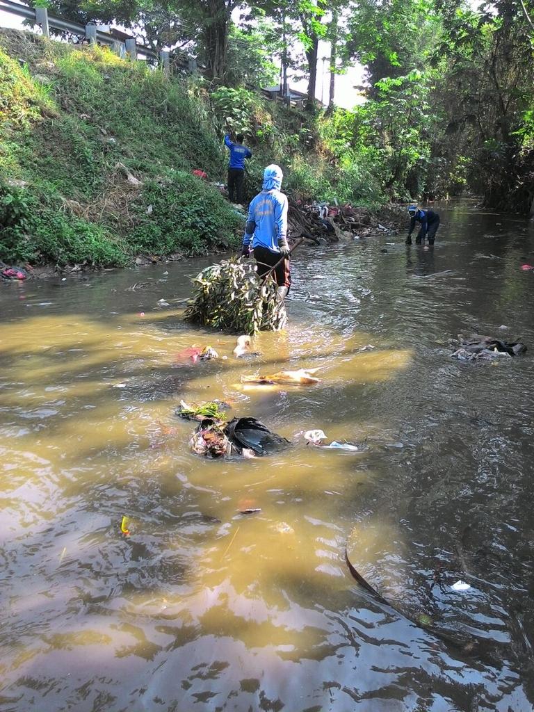 satgas_SDA's tweet photo. Satgas banjir regu beiji membersihkan kali cabang tengah tanah baru http://t.co/q7dRR00kno