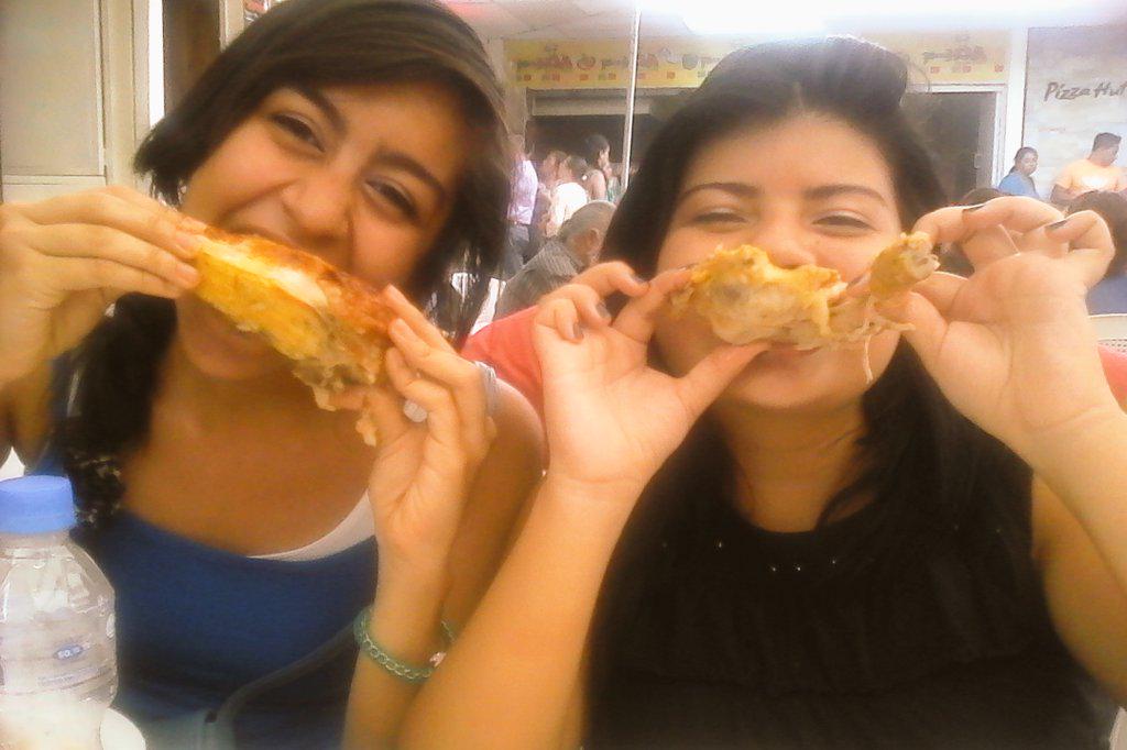 GabrielaHR259's tweet photo. @FatyNHLZL comiendo con mi bff #yolo #consuma2015 http://t.co/kCvdl1fkr6