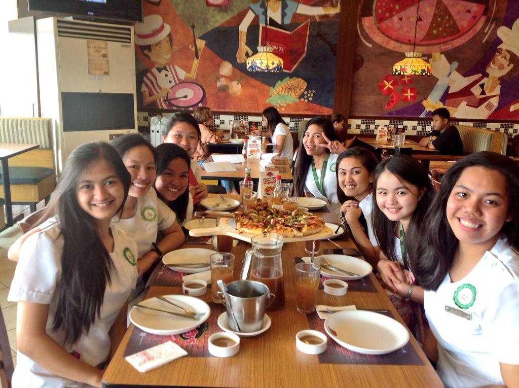 ella_mvp's tweet photo. Atm 🍕🍗🍝 hi @pamiecrisaldo @polengmarya @bernardokhat #claaa #jd #pamv #aja 👋🏼👭👭👭👭☺️ http://t.co/mqF2WvWibd