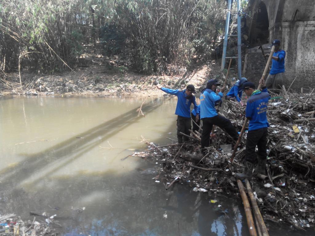 satgas_SDA's tweet photo. Melanjutkan pembersihan kali ciliwung jembatan panus http://t.co/IBCuAmdWx5