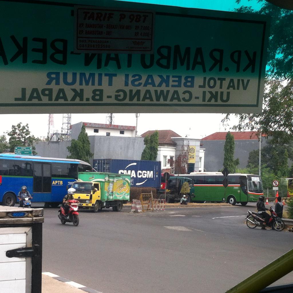 Bus mayasari terpalang menutup jalan di GT Bekasi Timur menuju Jakarta.<a href="/TMCPoldaMetro/">TMC Polda Metro Jaya</a>
