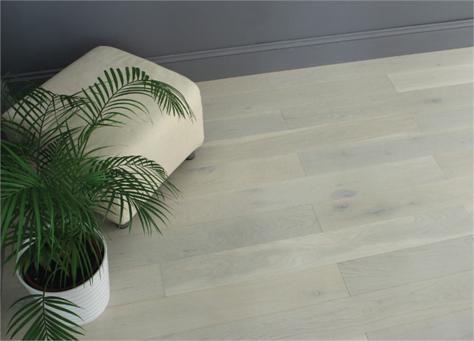 <a href="/AriorDesign/">Catherine Smith</a> <a href="/FiWalkerArnott/">Fiona Walker-Arnott</a> Gorgeous living room! The floor looks a bit like our Prussian Oak floormaker.co.uk/store/engineer…