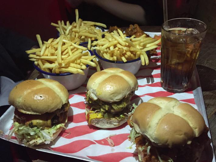 ForkandTalk's tweet photo. Total burger carnage at @MEATLiquor http://t.co/tsslXv6YqB #foodblogger #foodporrn #burger #LondonEats http://t.co/zz7ByDE7g7
