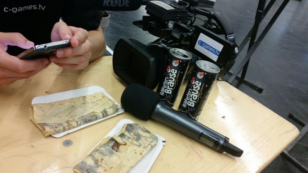 Kurze Verschnaufpause... mal schauen, wie die #Raketenbrause schmeckt <a href="/TheRocketBeans/">Rocket Beans TV</a>