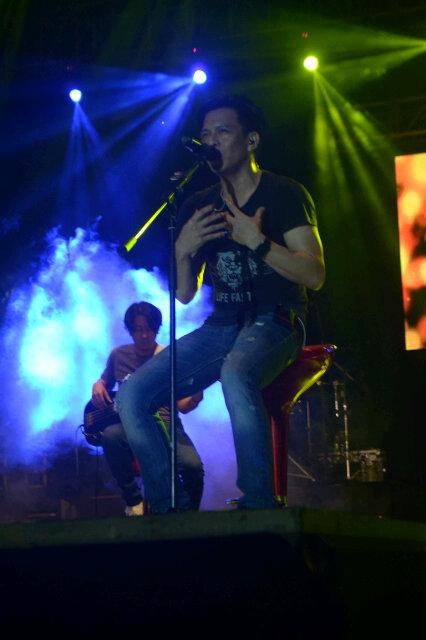 Tadi malam <a href="/R_besar/">Ariel Noah</a> sidoarjo